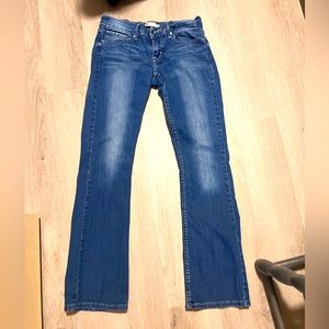Woman’s 524 bootcut Levis W27 L32